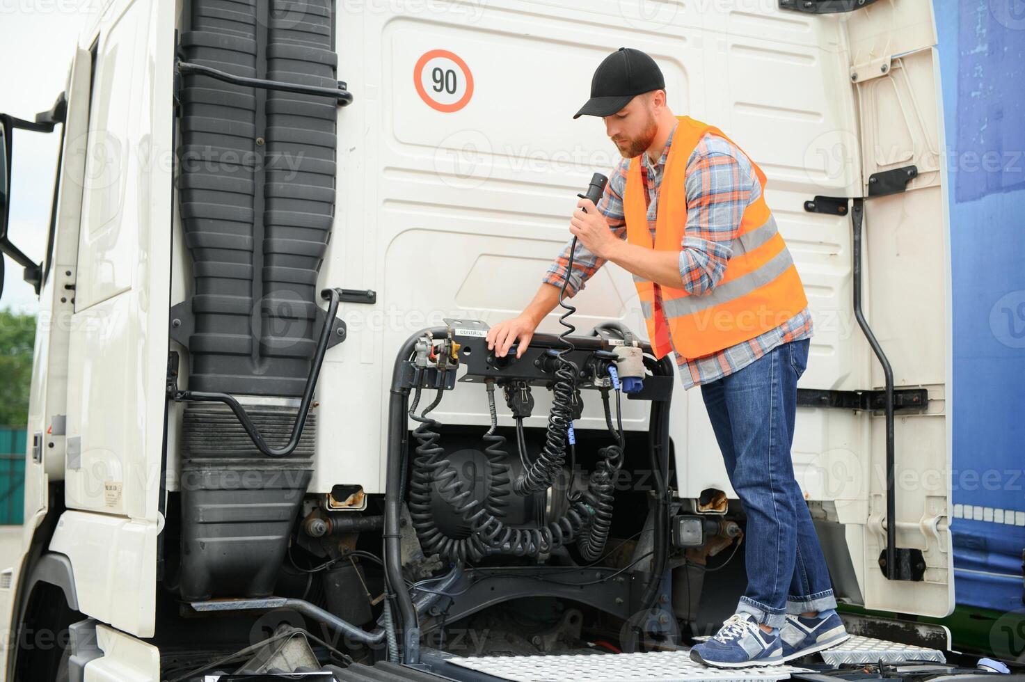 Visão do uma motorista conectando a poder cabos para reboque do uma comercial caminhão. foto