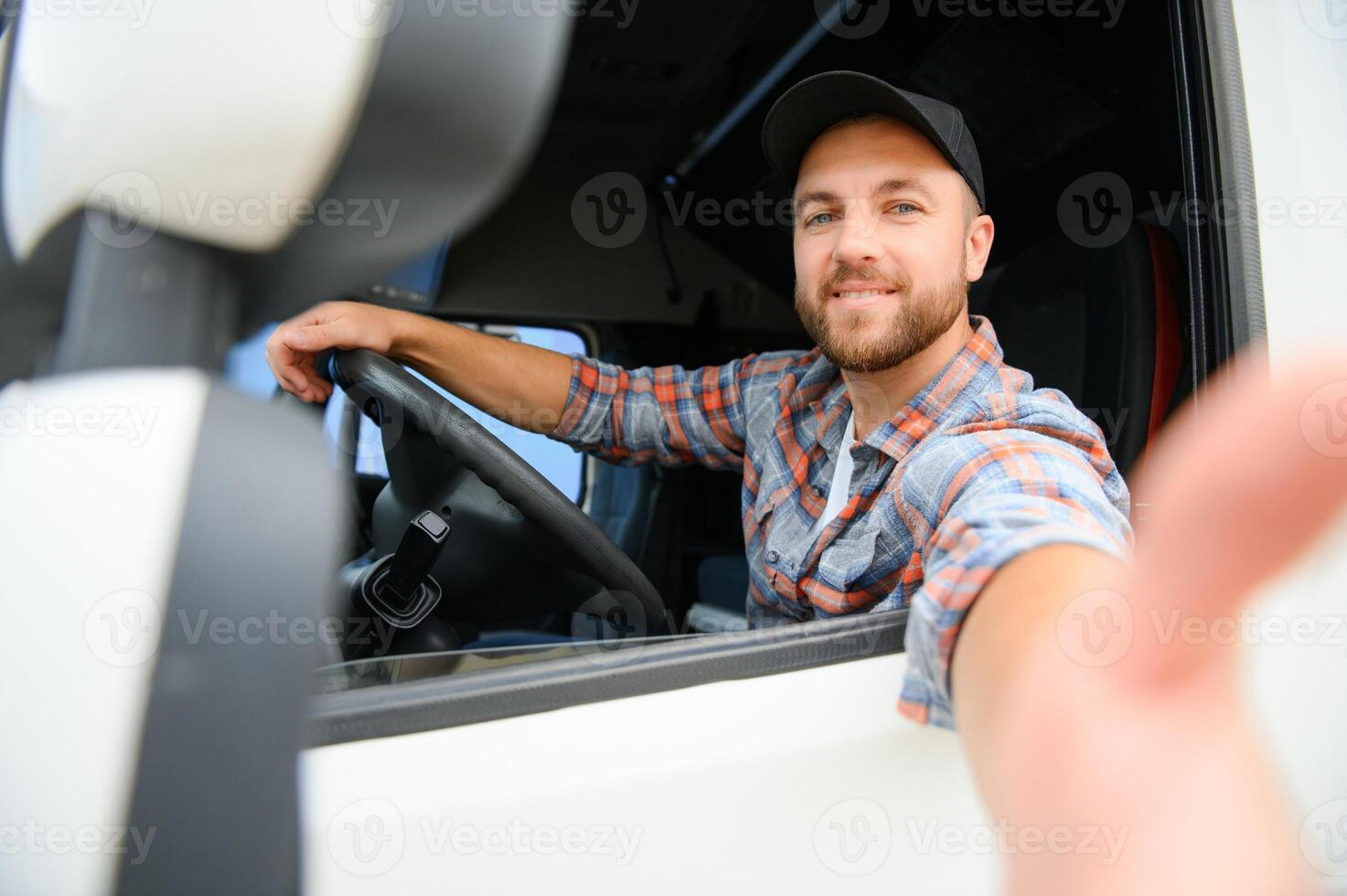 motorista atrás a roda dentro caminhão cabine foto