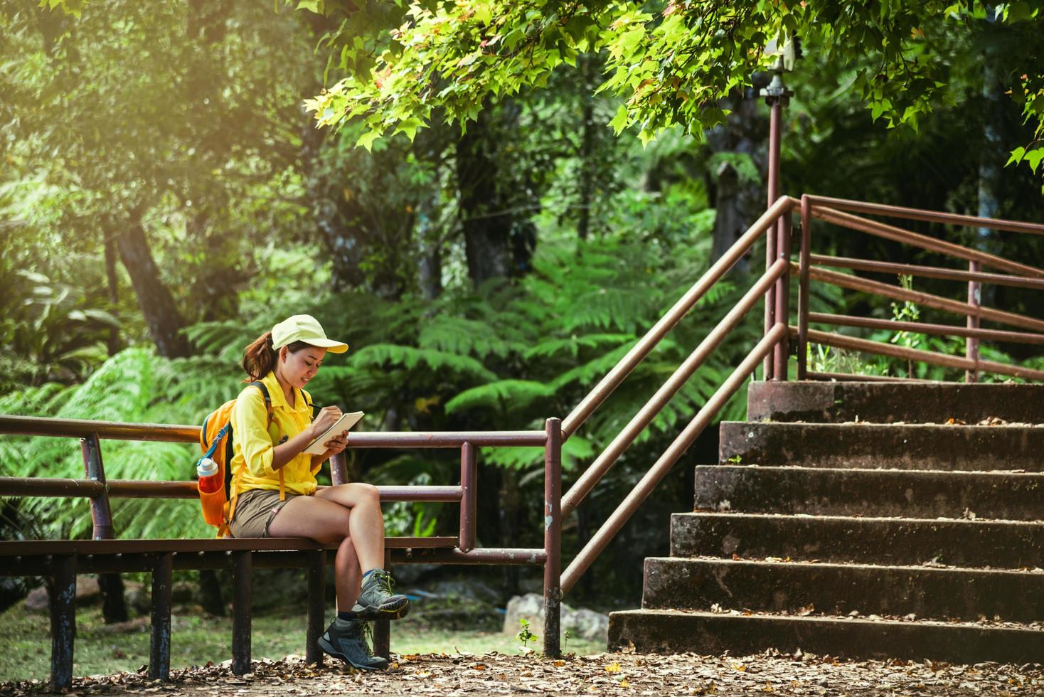 viajando para estudar a natureza na floresta de mulheres jovens. foto