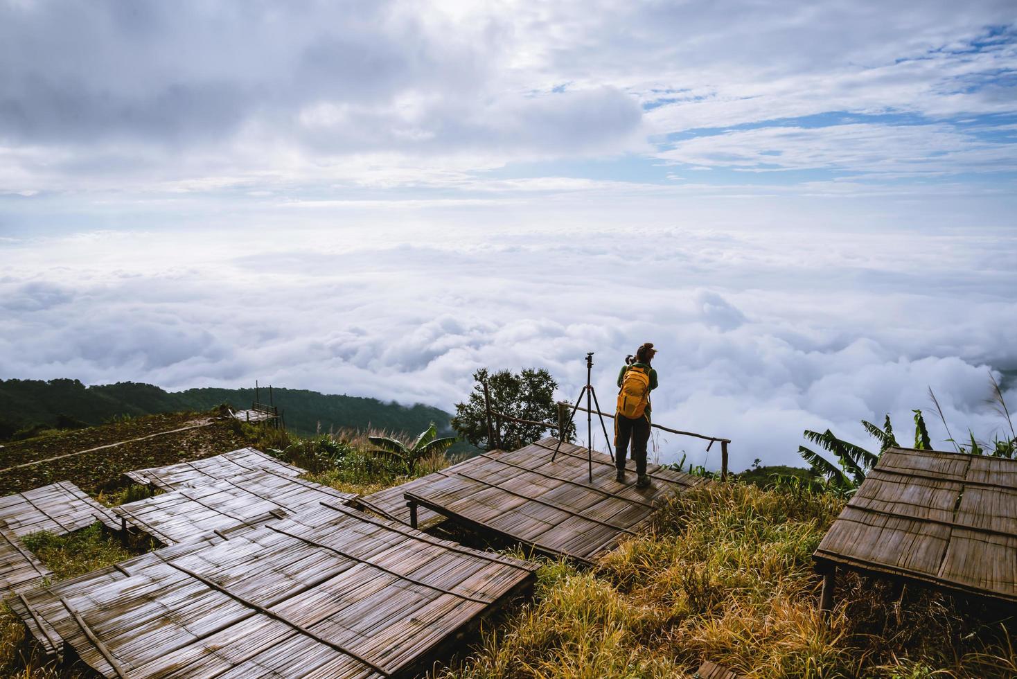 mulheres asiáticas viajam relaxam no feriado. fotografar paisagem na montanha. Tailândia foto