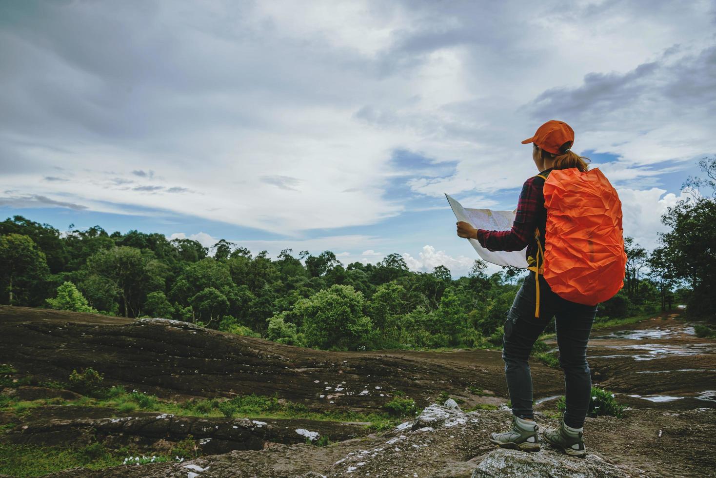 mulheres asiáticas viajam relaxam no feriado. ver mapa explorar as montanhas foto