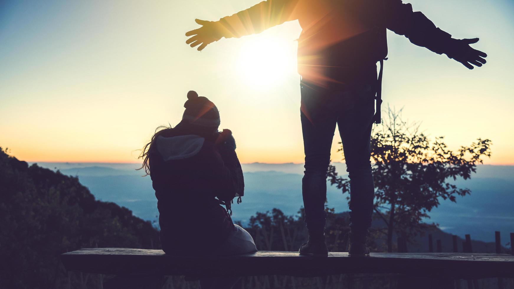 amante mulheres e homens natureza de viagens asiáticas. viajar relaxar. campo de toque natural. na montanha. ficar assistindo o nascer do sol. Tailândia foto