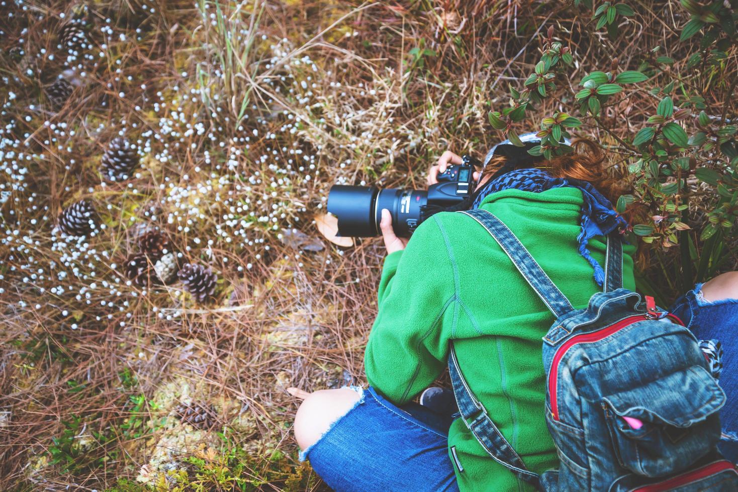 mulheres asiáticas do fotógrafo viajando natureza da fotografia. viajar relaxar na caminhada de férias na floresta. Tailândia foto