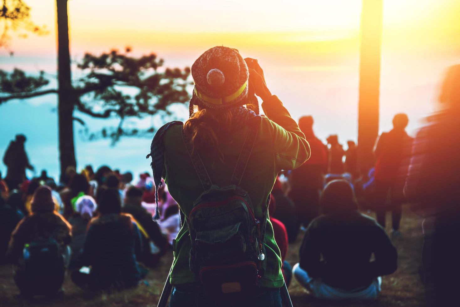 mulheres asiáticas do fotógrafo viajando natureza da fotografia. viajar relaxar no feriado. fotografar o nascer do sol pela manhã entre as pessoas. Tailândia foto