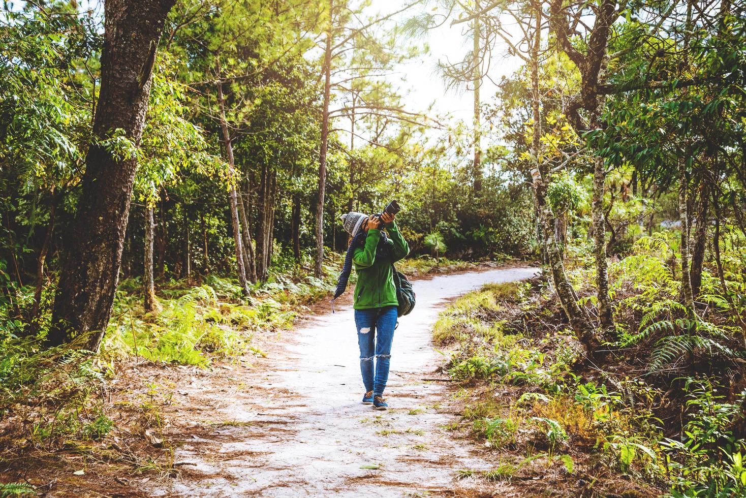 mulheres asiáticas do fotógrafo viajando natureza da fotografia. viajar relaxar na caminhada de férias na floresta. Tailândia foto