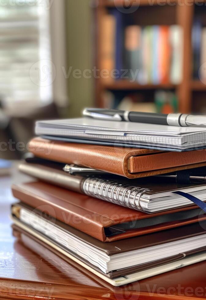 ai gerado pilha do cadernos. uma pilha do espiral cadernos e capa dura livros com uma caneta em topo foto