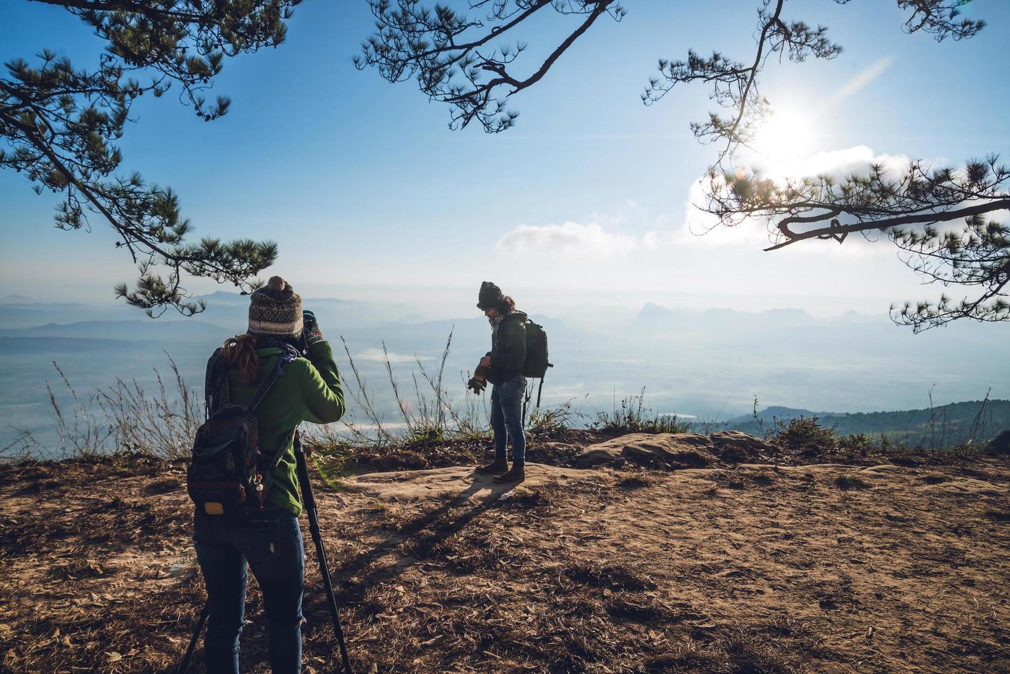 Amantes do fotógrafo, mulheres e homens asiáticos, viajam e relaxam no feriado. fotografar paisagens montanhosas atmosfera pela manhã. no inverno. Na Tailândia foto