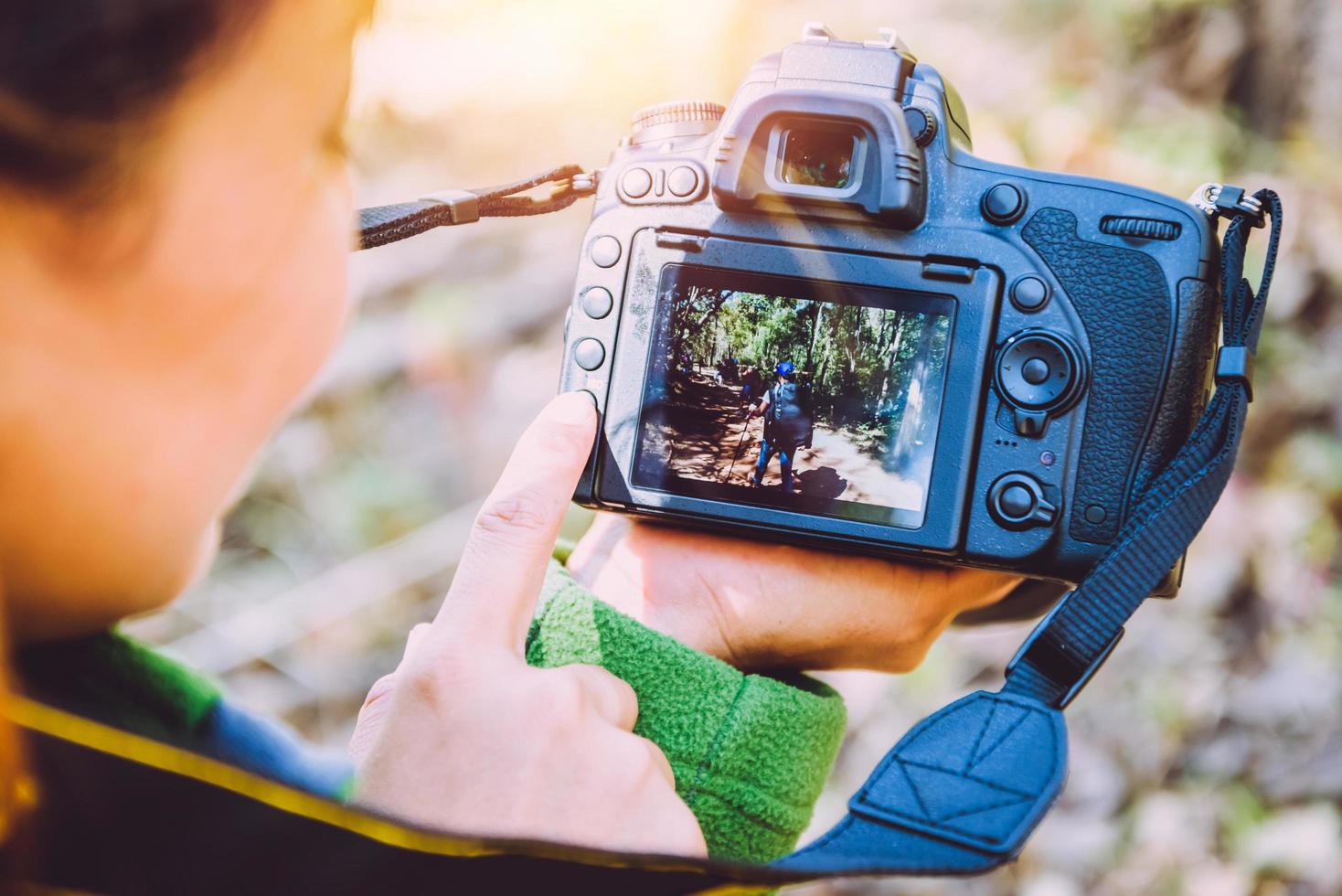 mulheres asiáticas do fotógrafo viajando natureza da fotografia. viajar relaxar no feriado. ver fotos na câmera. Tailândia