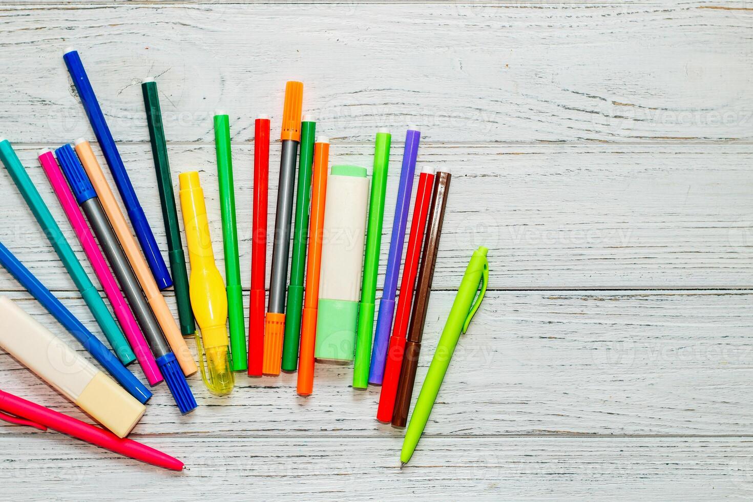 papelaria, colori ponta de feltro canetas em uma branco mesa. foto