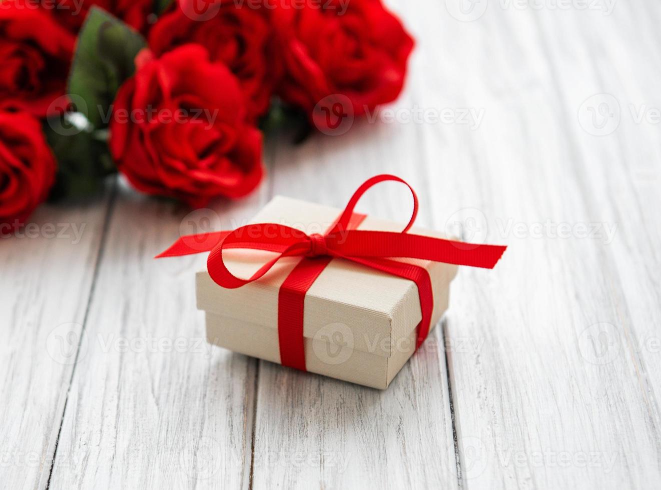 caixa de presente do dia dos namorados e buquê de rosas foto