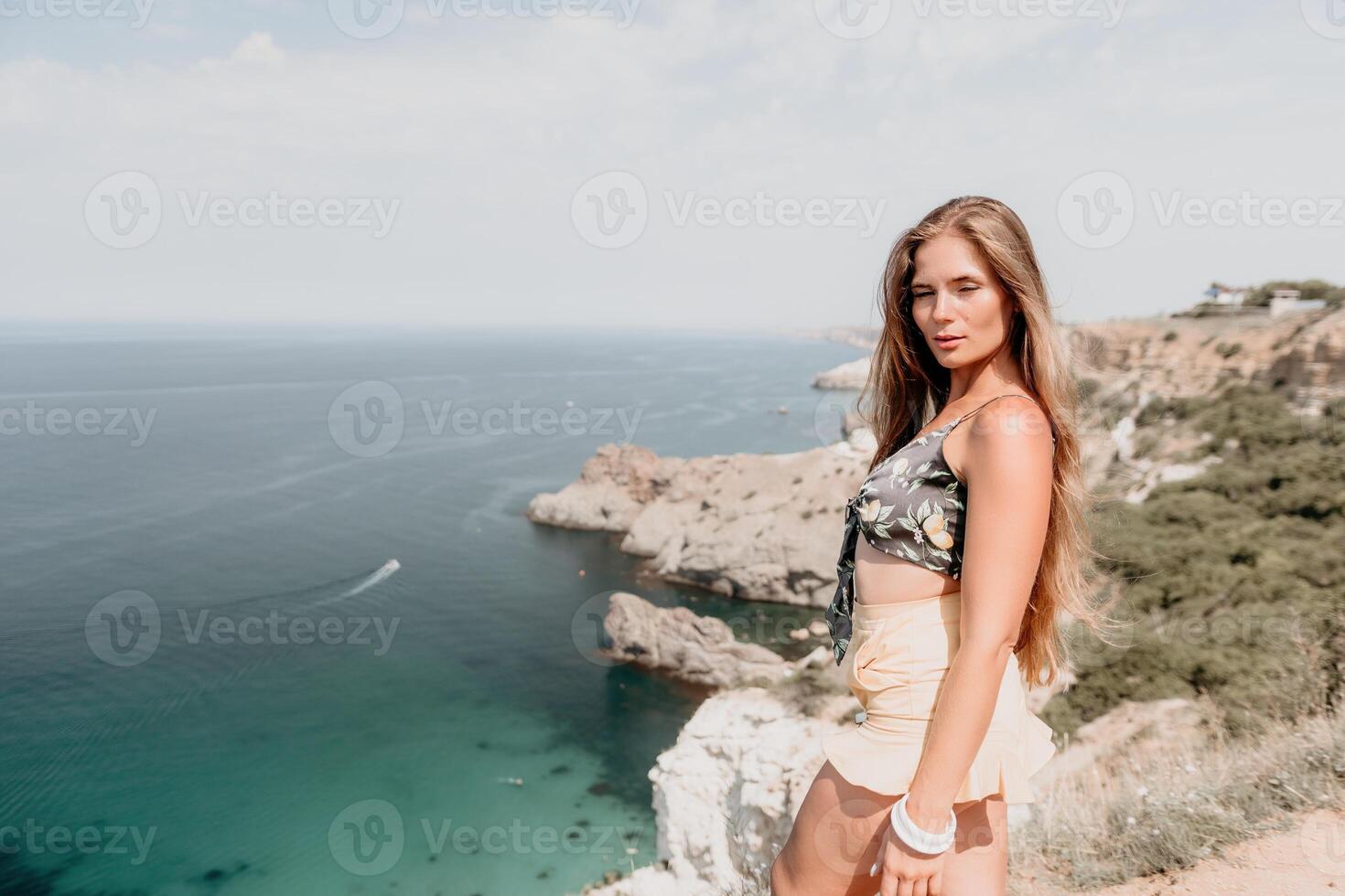 mulher viagem mar. feliz turista apreciar levando cenário ao ar livre para recordações. mulher viajante parece às a Beira do a penhasco em a mar baía do montanhas, partilha viagem aventura viagem foto