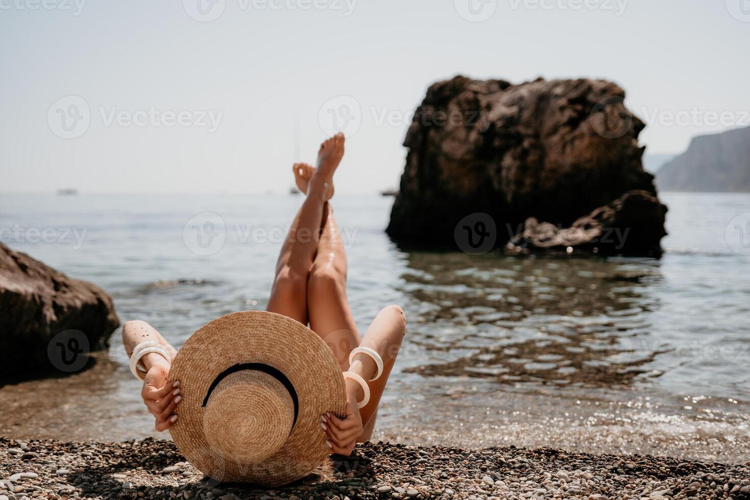 mulher viagem mar. feliz turista dentro chapéu apreciar levando cenário ao ar livre para recordações. mulher viajante posando em a de praia às mar cercado de vulcânico montanhas, partilha viagem aventura viagem foto