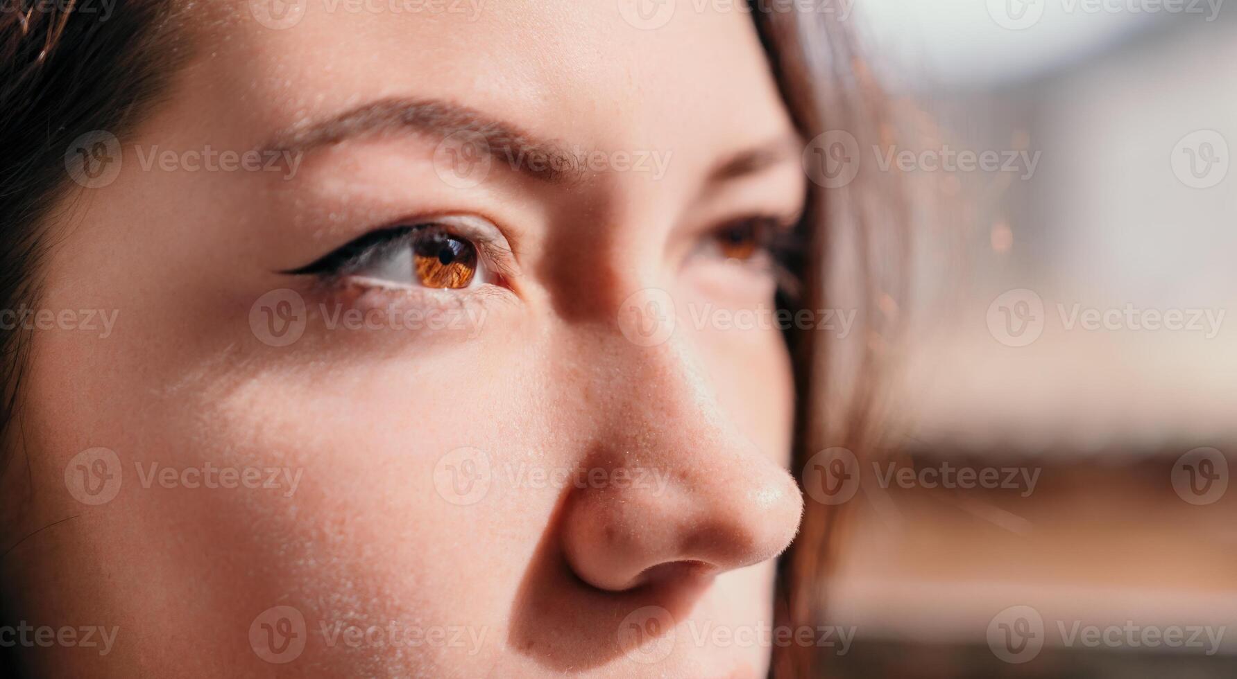 feliz jovem sorridente mulher com sardas ao ar livre retrato. suave ensolarado cores. ao ar livre fechar-se retrato do uma jovem morena mulher e olhando para a Câmera, posando contra outono natureza fundo foto