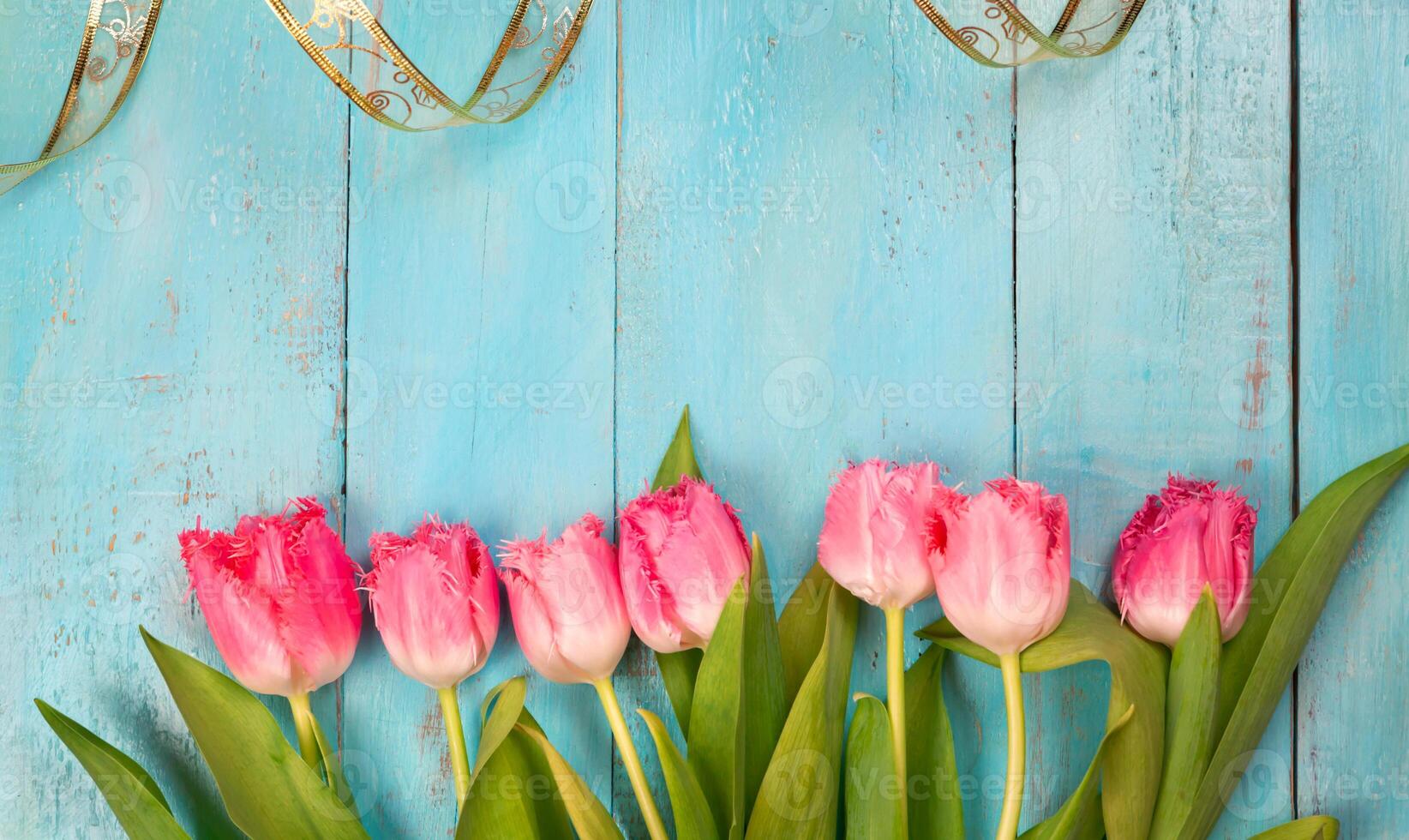 ramalhete do tulipas em azul de madeira mesa. feliz mulheres dia. 8 marchar., mãe dia. foto