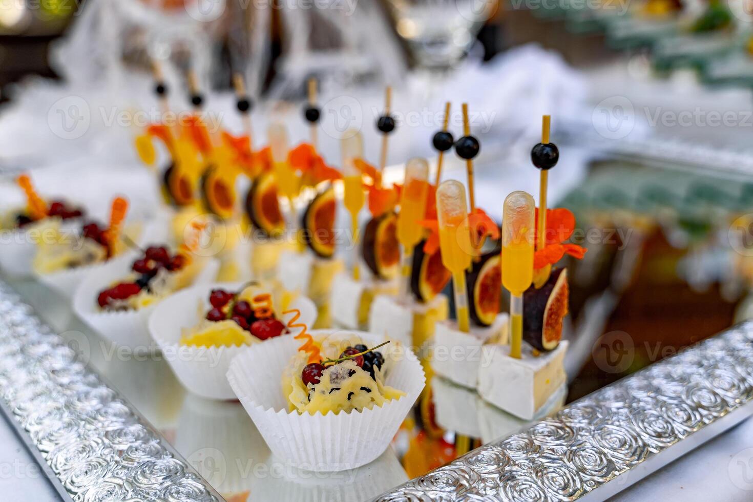 muitos do frio lanches em bufê mesa. doce aperitivos. refeições às celebração. foto