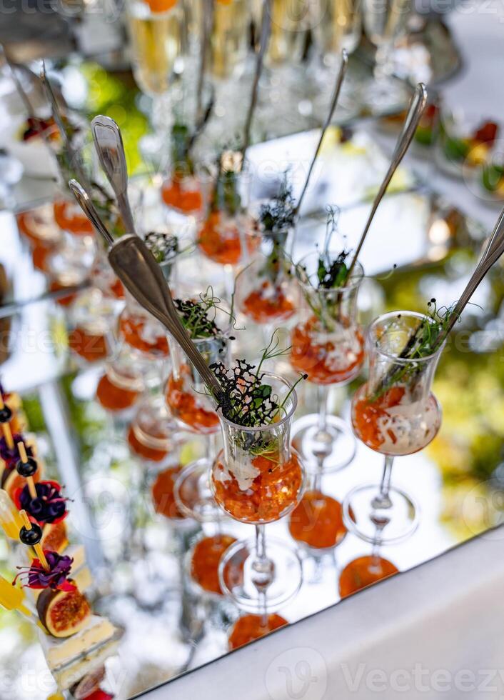 belas decorado refeições banquete mesa. diferente Comida lanches e aperitivos em corporativo festa evento ou Casamento celebração. foto