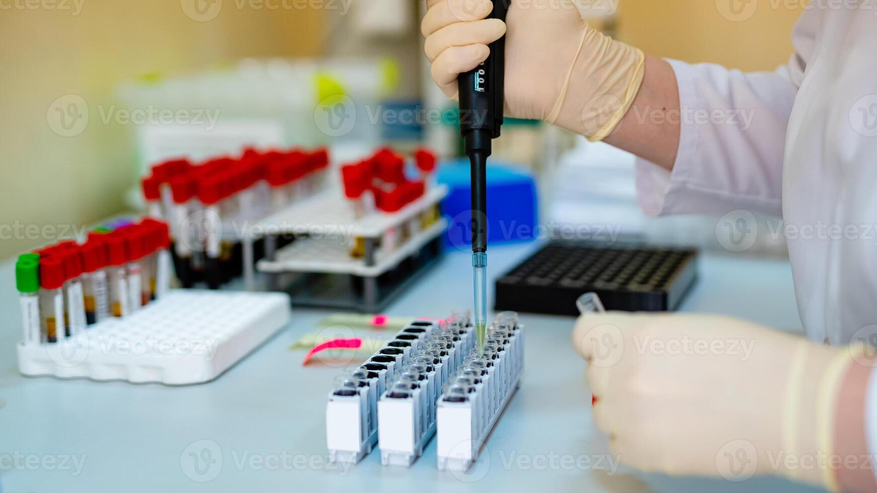 pesquisa dentro laboratório. profissional laboratório assistente levando sangue teste para dna pesquisar. cuidados de saúde e biotecnologia. dna pesquisar. foto