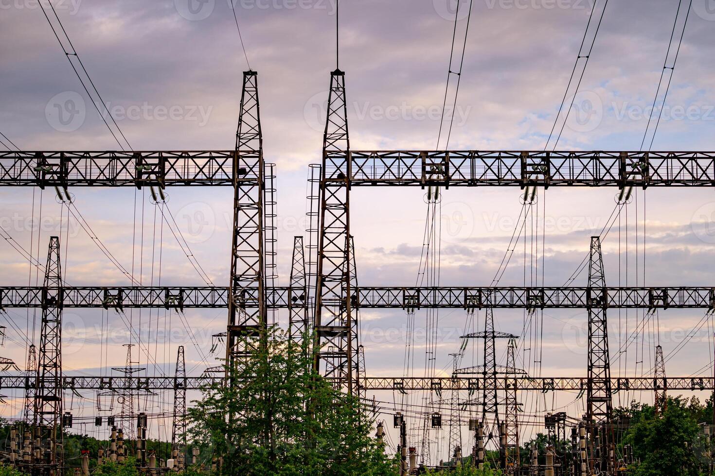 Alto Voltagem publicar. Alto Voltagem postes contra pôr do sol fundo. energia e industrialização conceito. seletivo foco foto