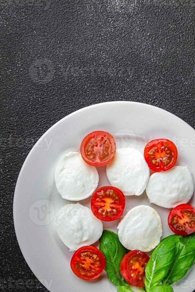 mozzarella salada caprese tomate, manjericão fresco Comida saboroso comendo Aperitivo refeição Comida lanche foto