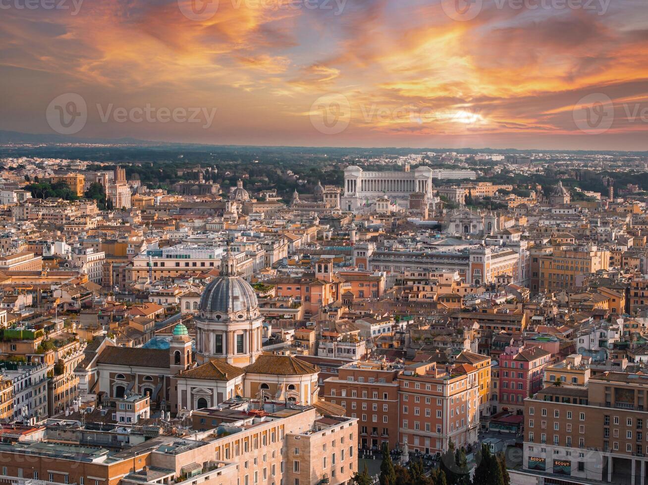 aéreo pôr do sol Visão do Roma histórico Horizonte e brilhando paisagem urbana foto