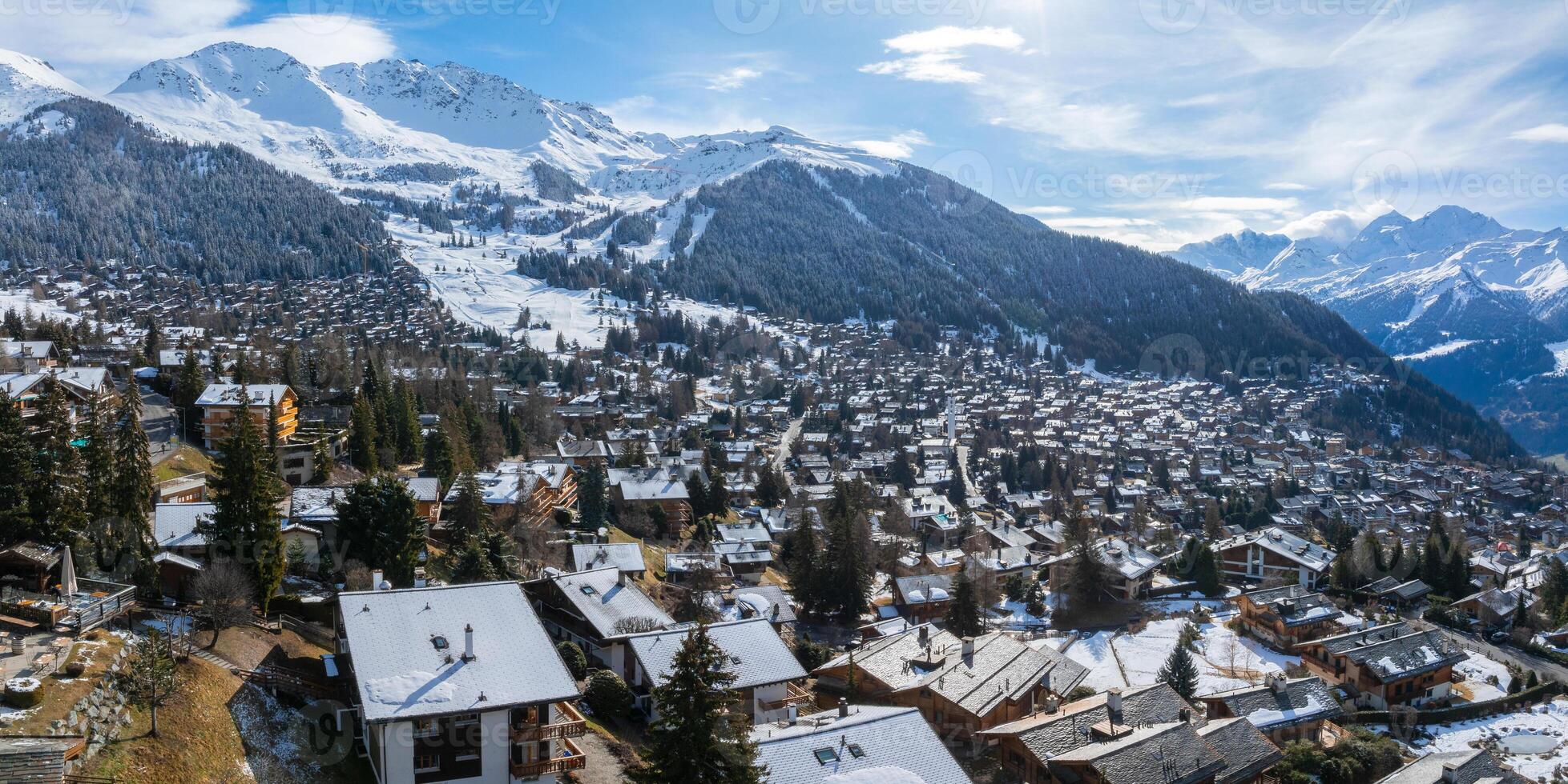 aéreo Visão do verboso, suíço Alpes neve coberto chalés e esqui declives foto