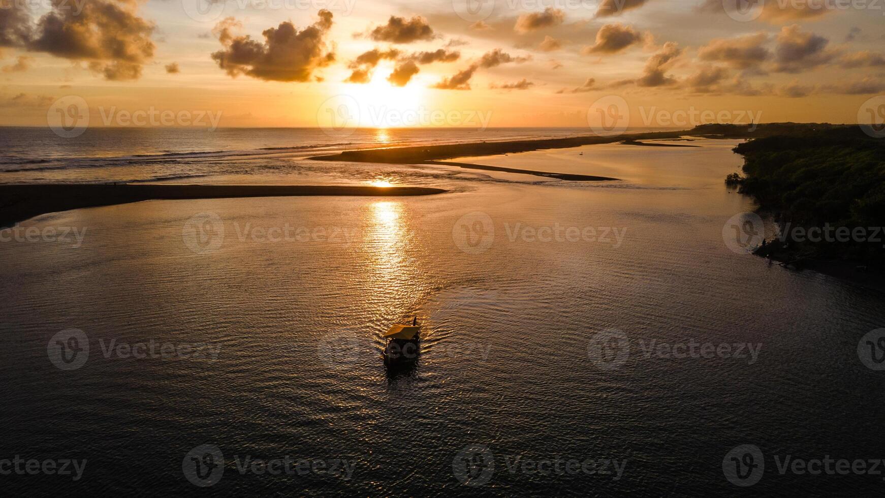 a aéreo visualizar, a barcos Navegando dentro a lagoa às pôr do sol parece muito lindo. foto