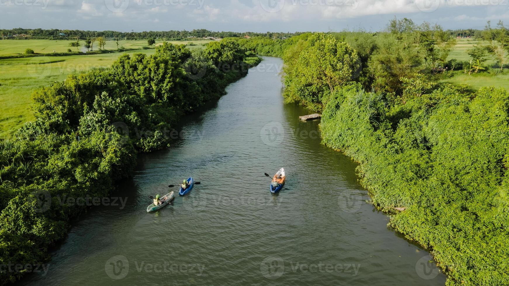 aéreo visualizar, você pode Vejo uma pessoa remo dentro uma canoa às a boca do a rio. foto