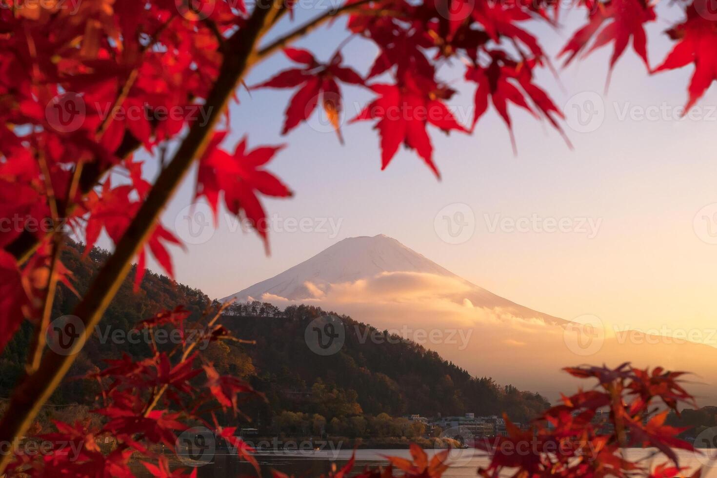 bela paisagem natural vista do monte fuji em kawaguchiko durante o pôr do sol na temporada de outono no japão. o monte fuji é um lugar especial de beleza cênica e um dos locais históricos do japão. foto