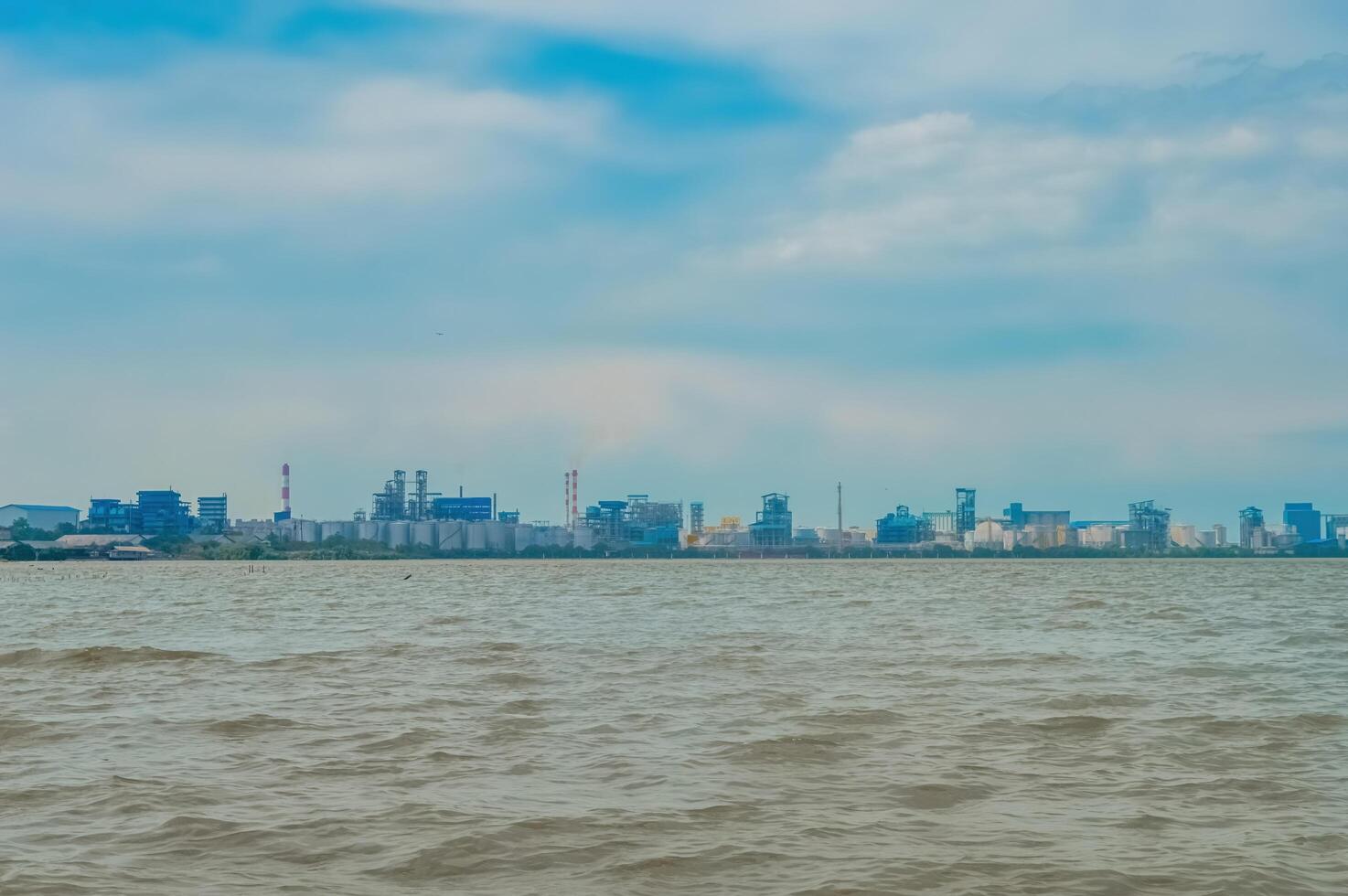 Beira-Mar industrial Horizonte com céu cheio do ar poluição foto