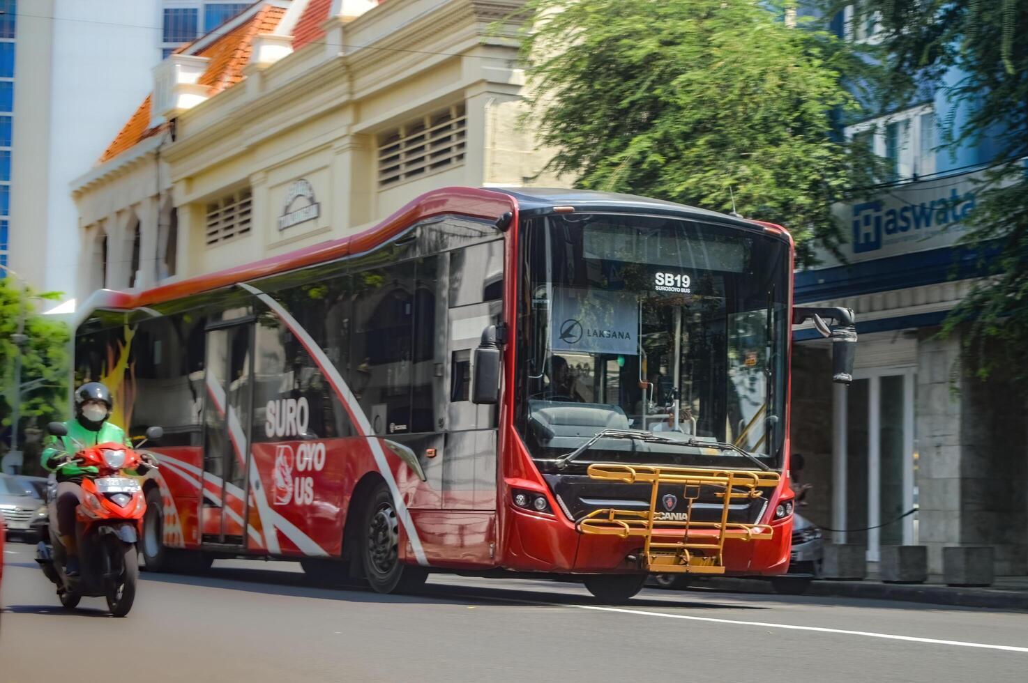 uma vermelho cidade ônibus chamado suroboyo ônibus ou trans semanggi passes ao longo Jalan tunjungan, Indonésia, 2 marcha 2024. foto