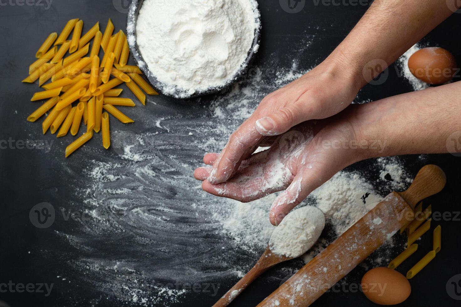 farinha e homens mãos com farinha splash. cozinhando pão, massa. amassar a massa. topo Visão foto