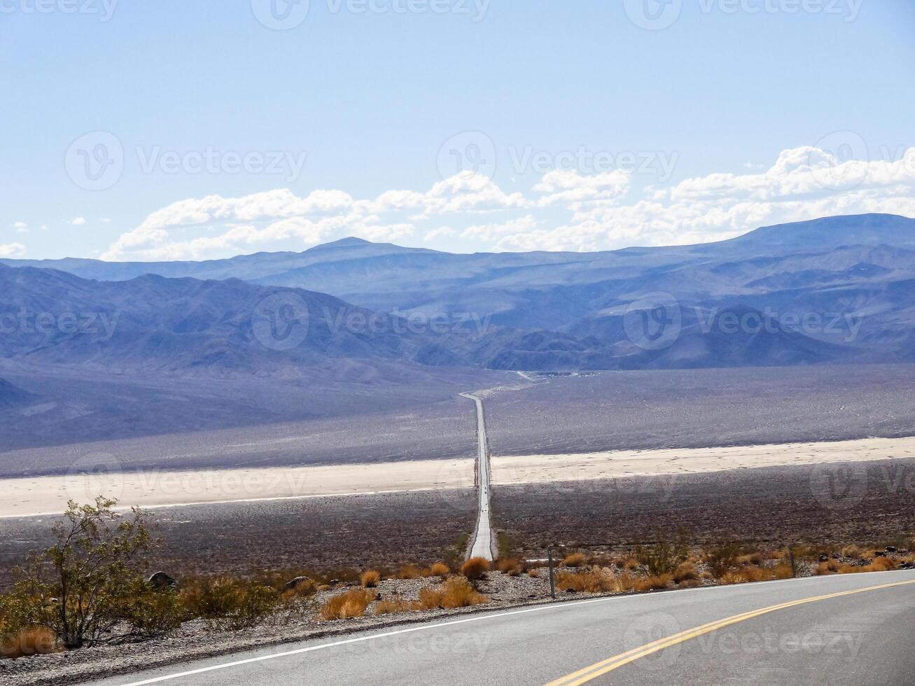 morte vale grandes em linha reta estrada através vale. sal deserto foto