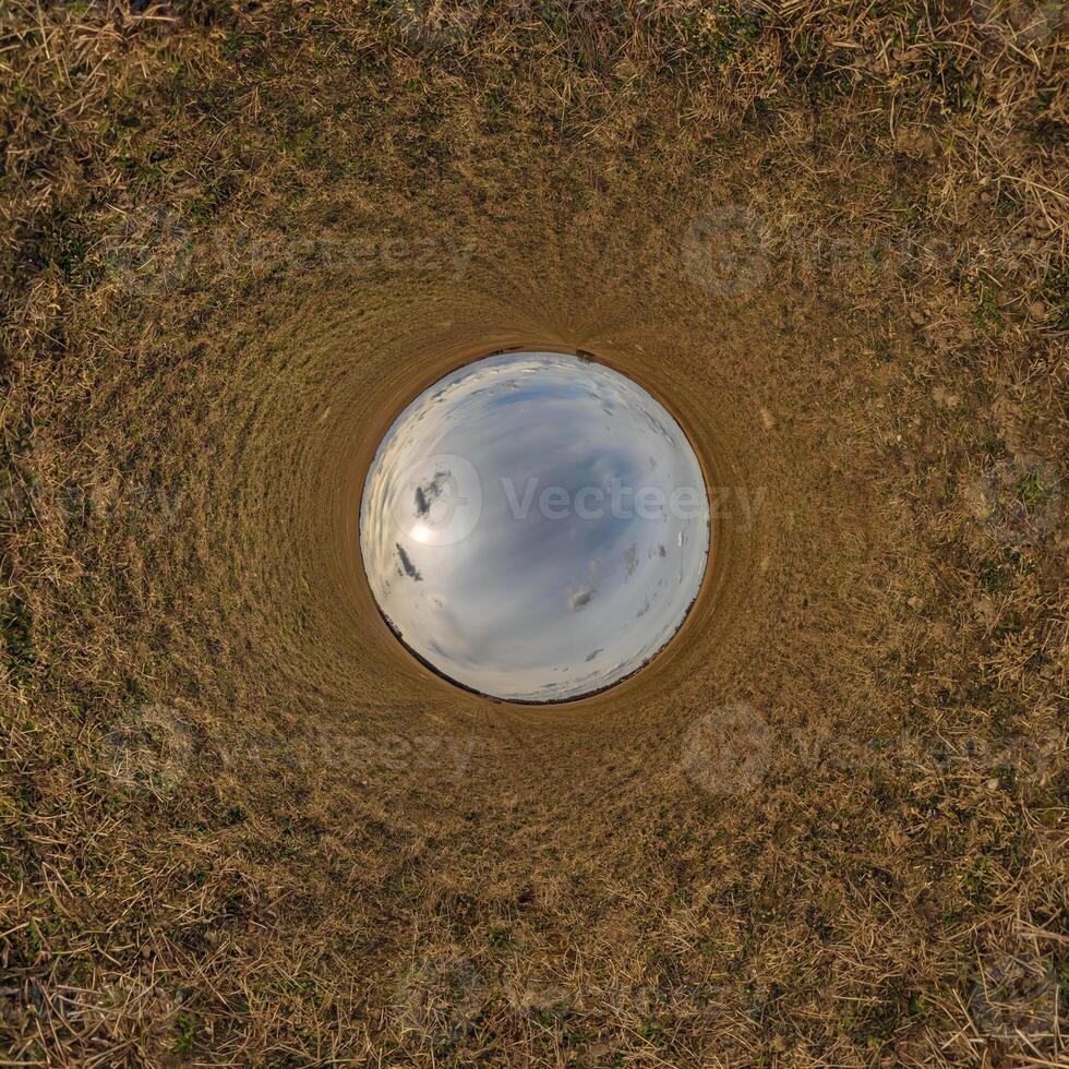 azul orifício esfera pequeno planeta dentro areia ou seco Relva volta quadro, Armação fundo foto