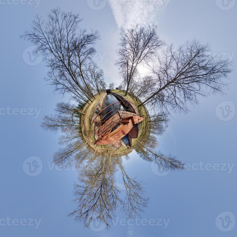 minúsculo planeta transformação do esférico panorama 360 graus. esférico abstrato aéreo Visão com árvores dentro floresta com desajeitado galhos dentro azul céu. curvatura do espaço. foto
