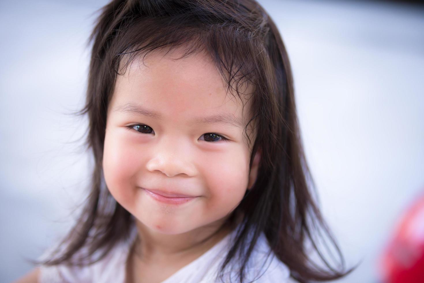 sorriso doce criança fofa. Tiros na Cabeça. menina de 3 anos. foto