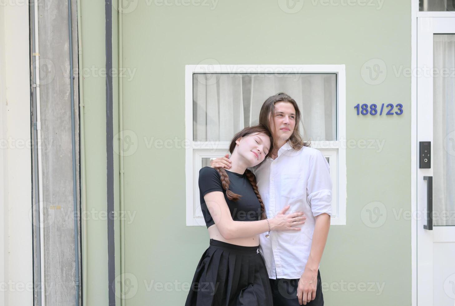 uma casal é desfrutando uma verão período de férias dentro a comunidade área, alegremente mostrando seus amor para cada outro. foto