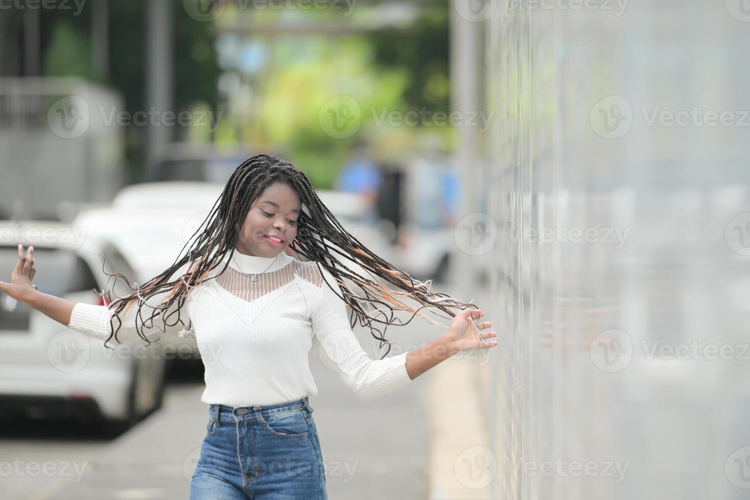 uma jovem mulher com dele Penteado e a atmosfera do vivo dentro a comunidade. foto