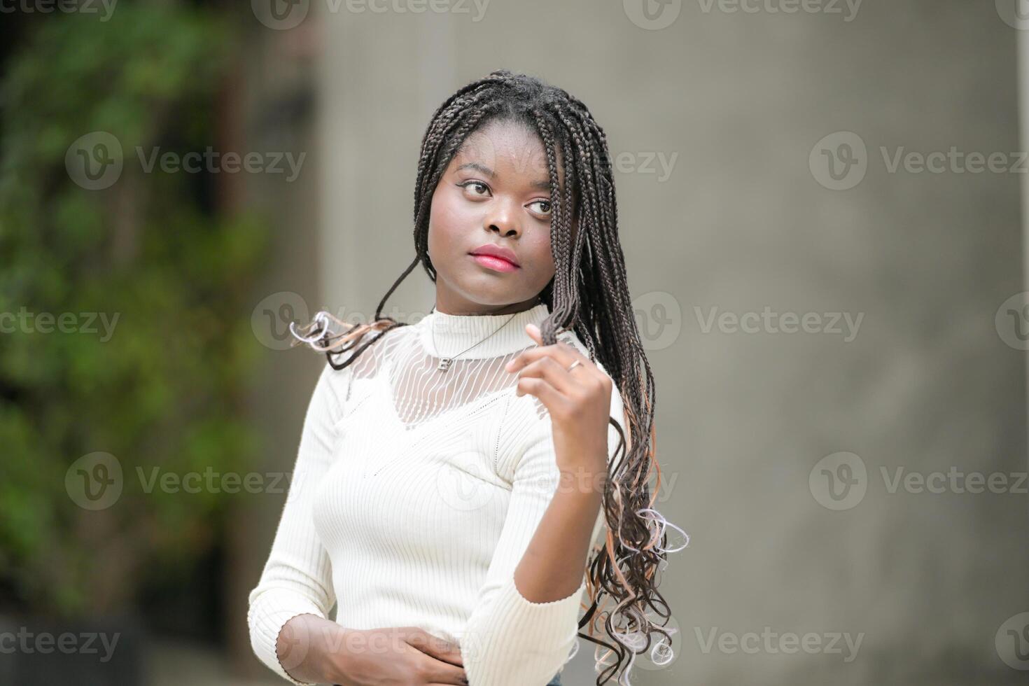 uma jovem mulher com dele Penteado e a atmosfera do vivo dentro a comunidade. foto