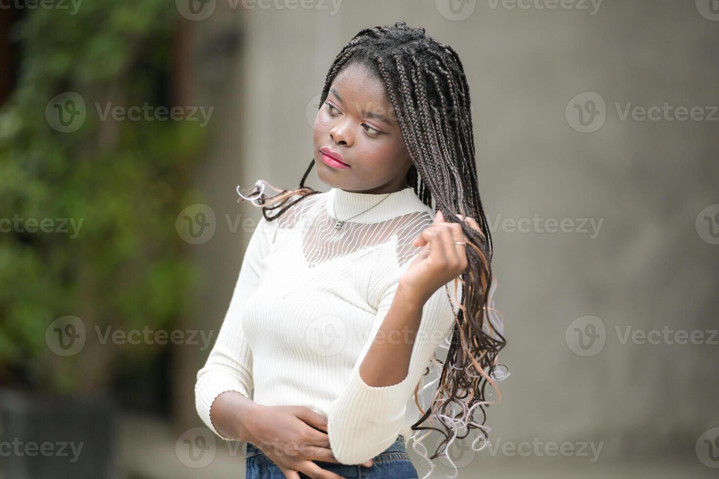 uma jovem mulher com dele Penteado e a atmosfera do vivo dentro a comunidade. foto