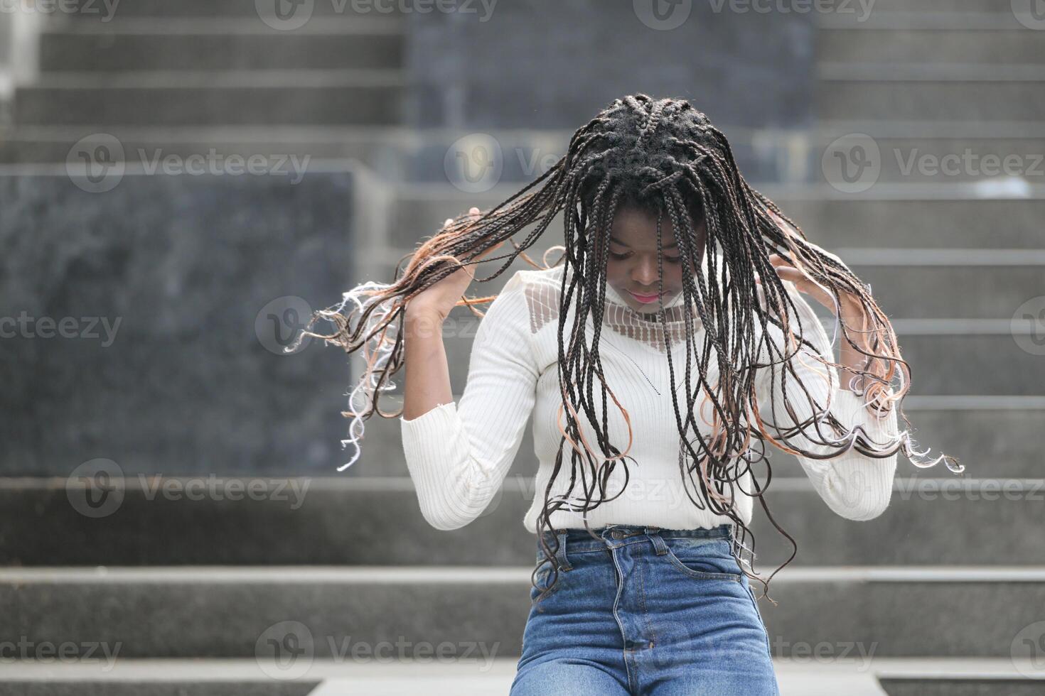 uma jovem mulher com dele Penteado e a atmosfera do vivo dentro a comunidade. foto