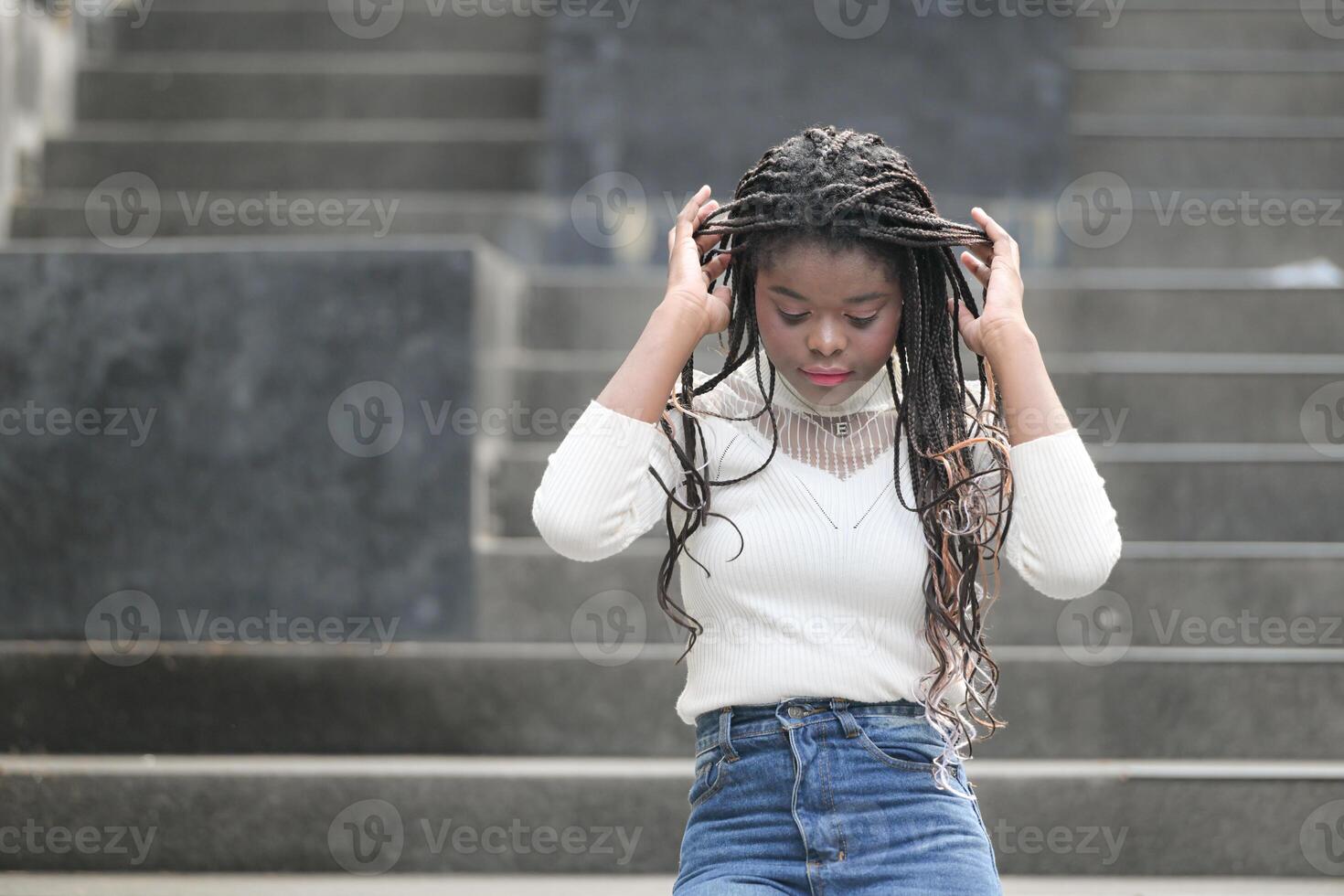 uma jovem mulher com dele Penteado e a atmosfera do vivo dentro a comunidade. foto