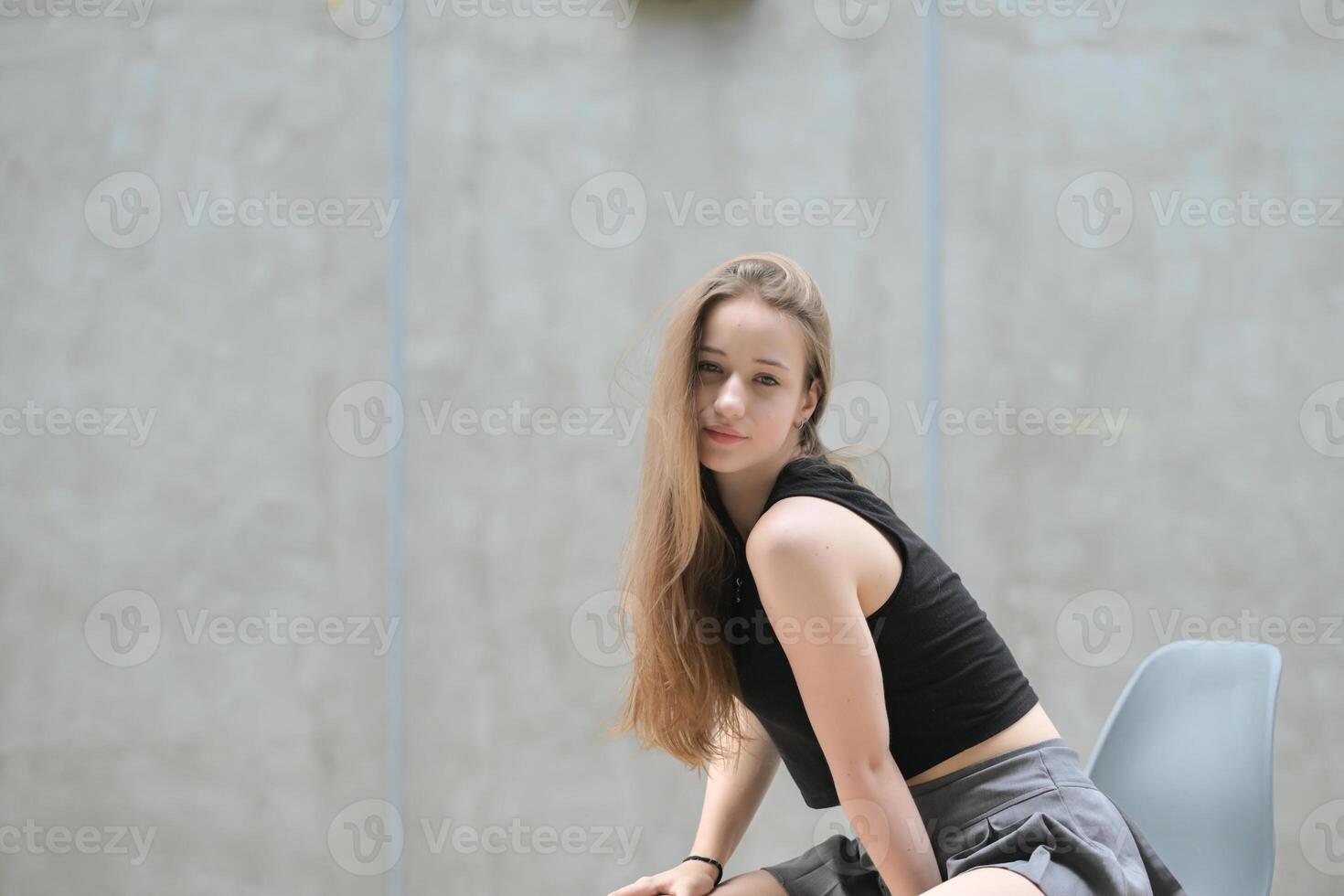 uma jovem mulher com dele Penteado e a atmosfera do vivo dentro a comunidade. foto