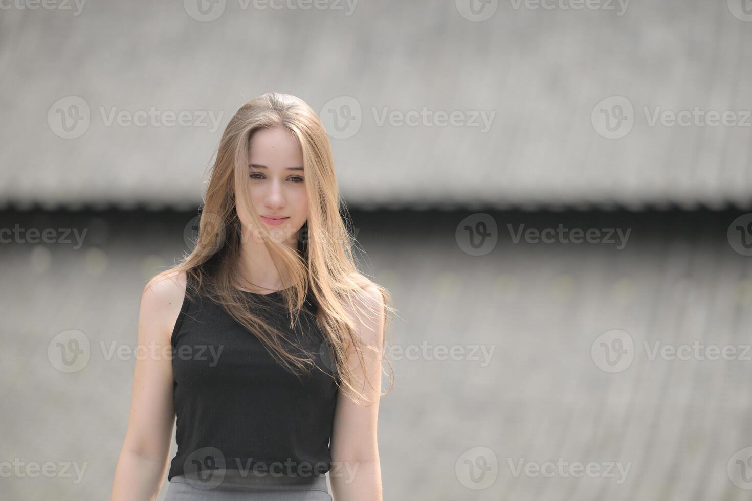 uma jovem mulher com dele Penteado e a atmosfera do vivo dentro a comunidade. foto