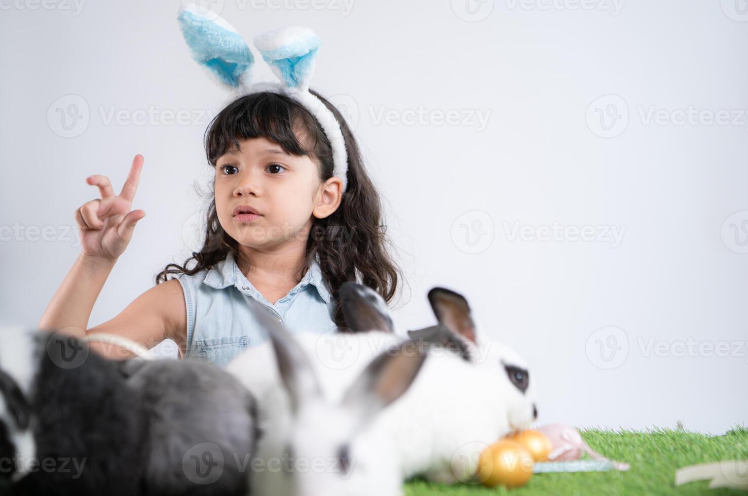sorridente pequeno menina e com seus Amado fofo coelho, exibindo a beleza do amizade entre humanos e animais foto