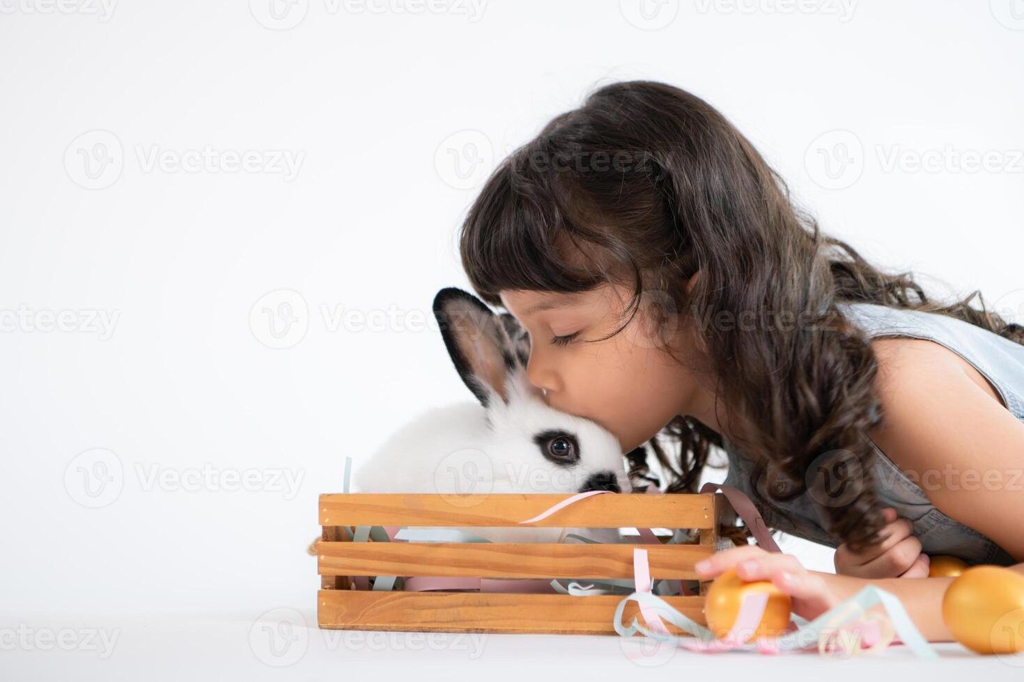 Páscoa Coelho Diversão com pequeno crianças a beleza do amizade entre humanos e animais foto