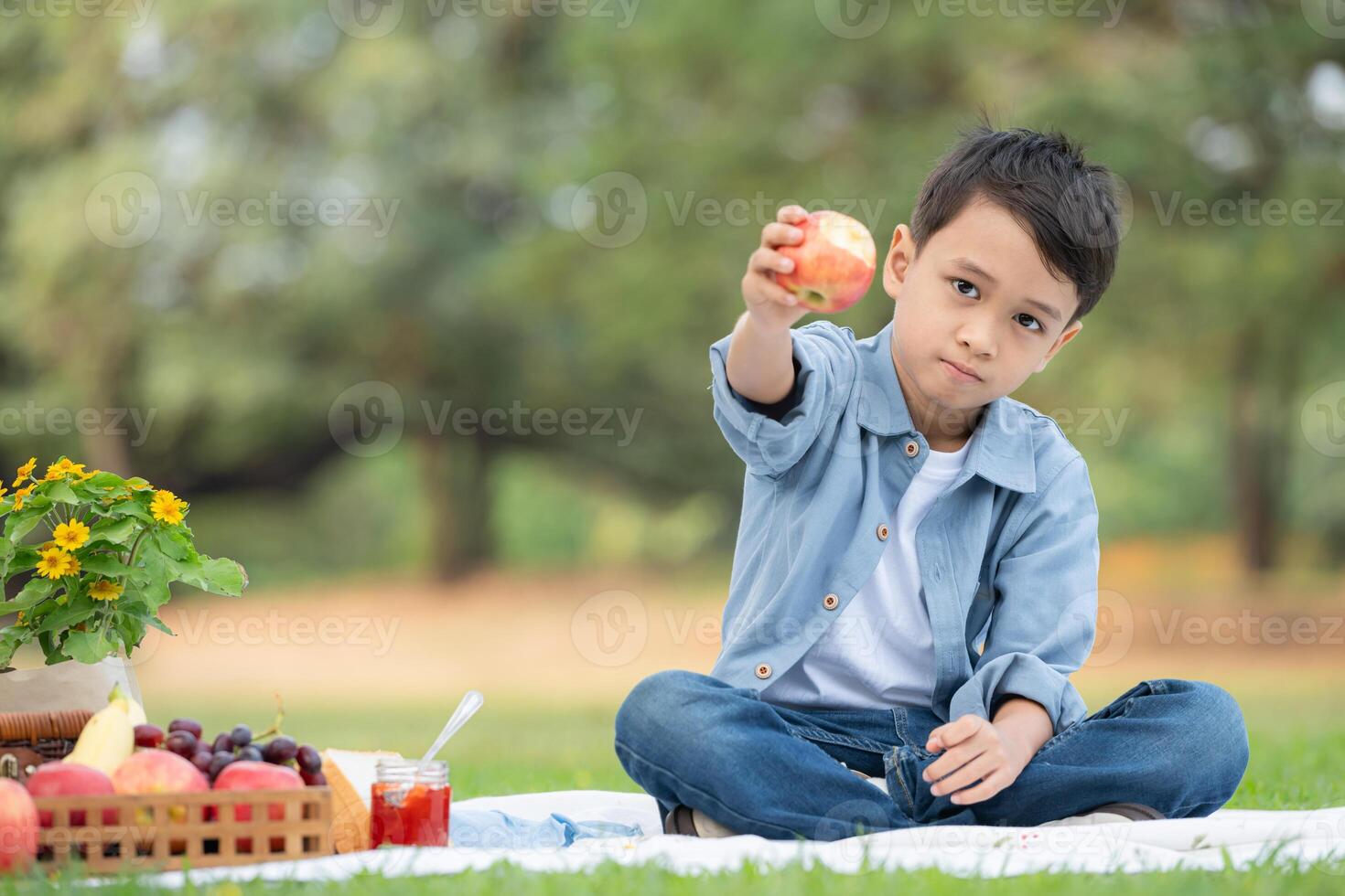 feliz família desfrutando uma piquenique dentro a parque, com crianças tendo Diversão sentado, cercado de natureza foto