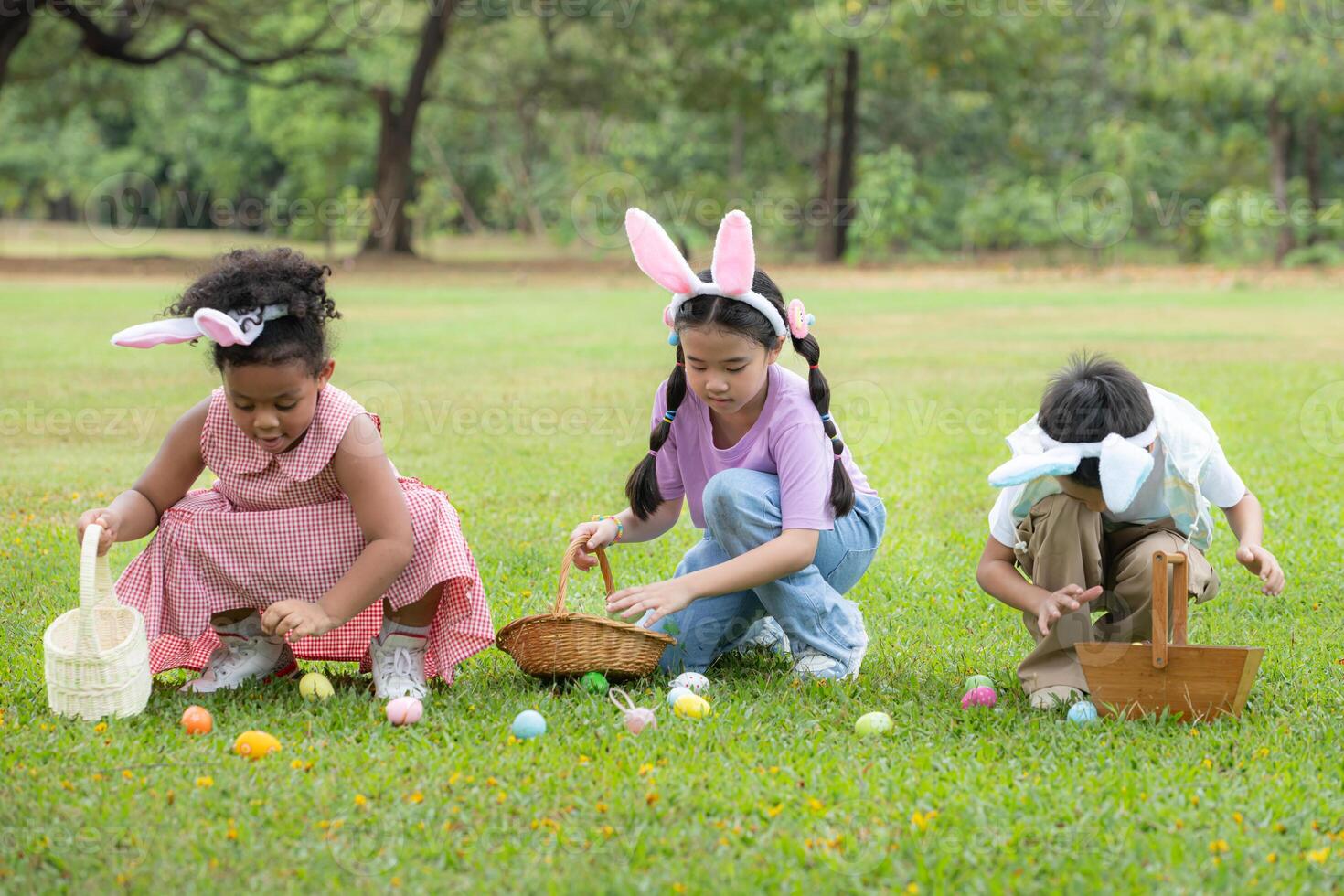 crianças desfrutando ao ar livre Atividades dentro a parque Incluindo uma corre para coletar lindo Páscoa ovos. foto