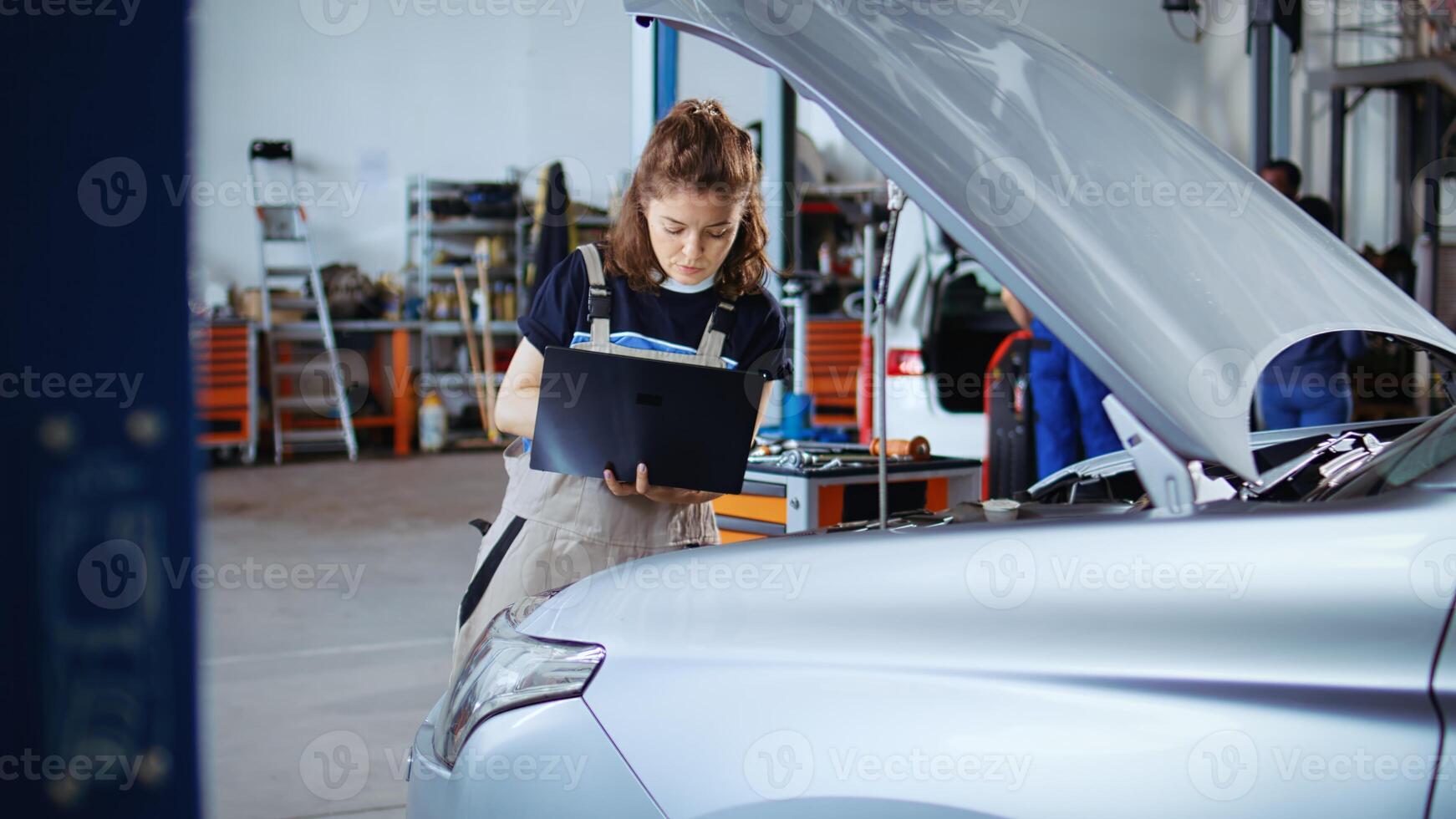 qualificado engenheiro dentro reparar fazer compras usando computador portátil para Verifica carro desempenho parametros durante manutenção. especialista usando dispositivo dentro garagem para examinar estragado veículo, boneca Fora tiro foto