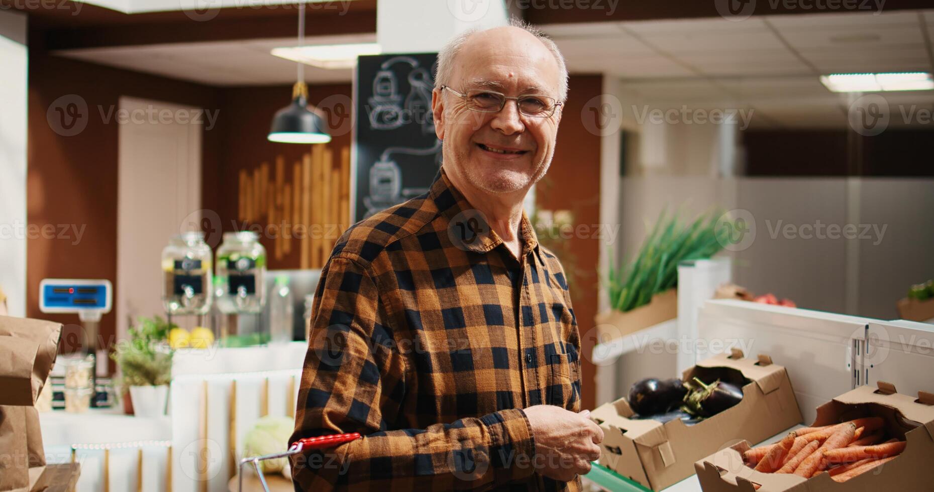 retrato do sorridente idosos cliente olhando para despensa grampos em zero desperdício supermercado prateleiras. feliz Senior homem compra orgânico Comida dentro reutilizável frascos às local mercearia loja foto