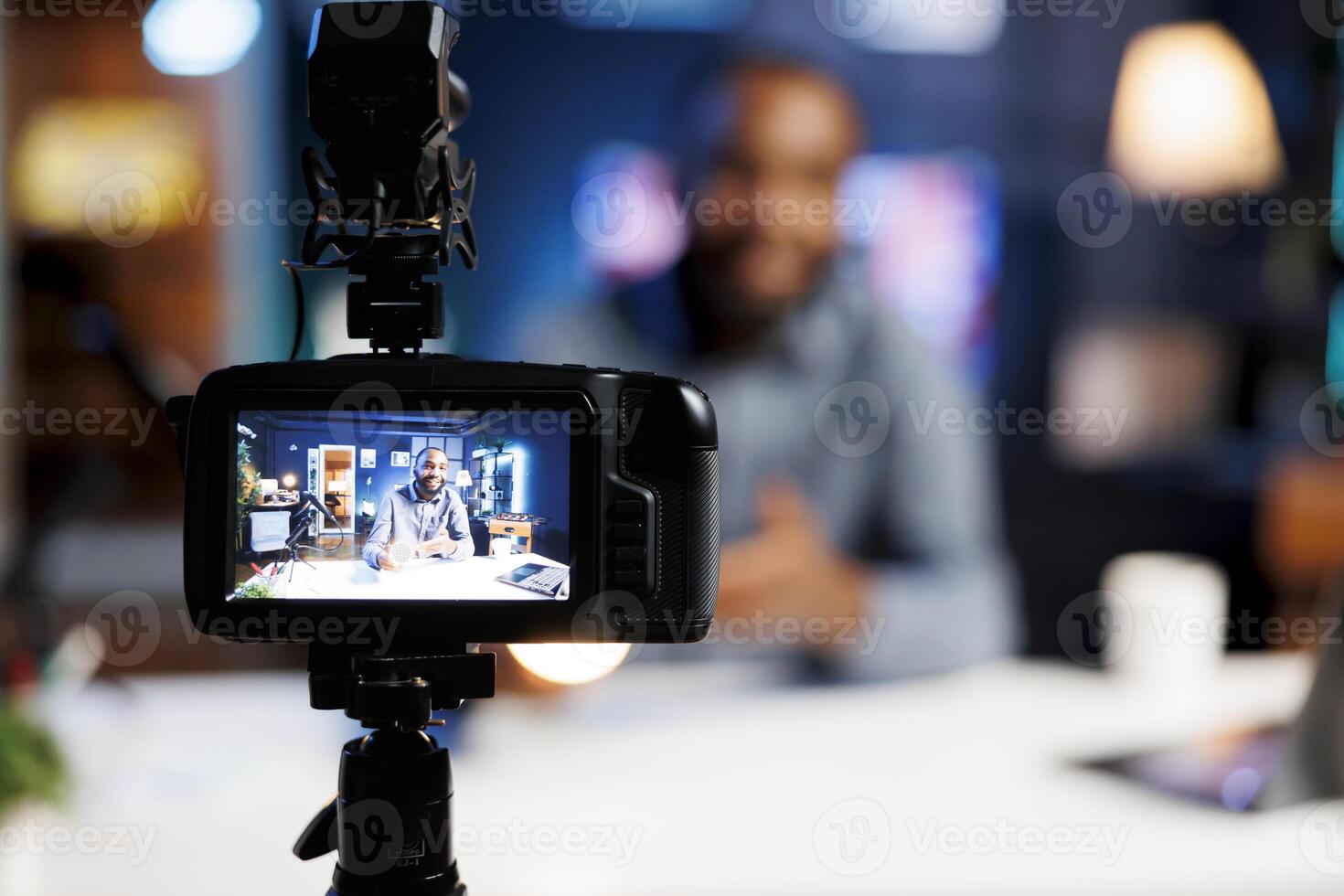 foco em profissional Câmera capturando cenas do conteúdo O Criador dentro embaçado fundo filmando tecnologia tutorial em quão para Faz inteligente luz lâmpada manutenção, ensino espectadores sobre muito casa automação foto